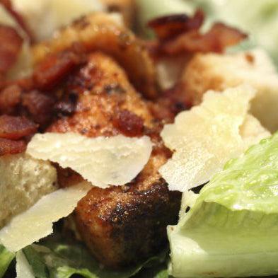 Caesar salade met krokante kip, gekookt ei en ansjovis