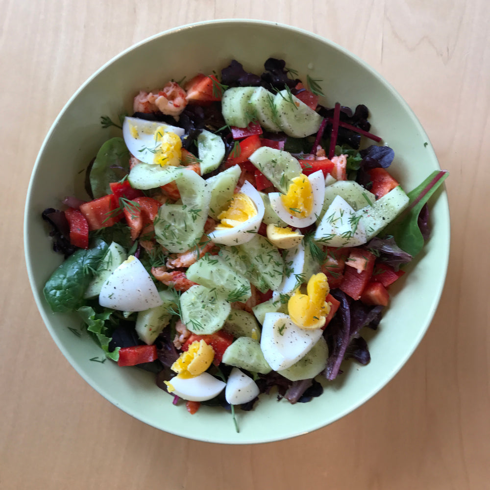 Salade met ei, rivierkreeftjes en verse dille