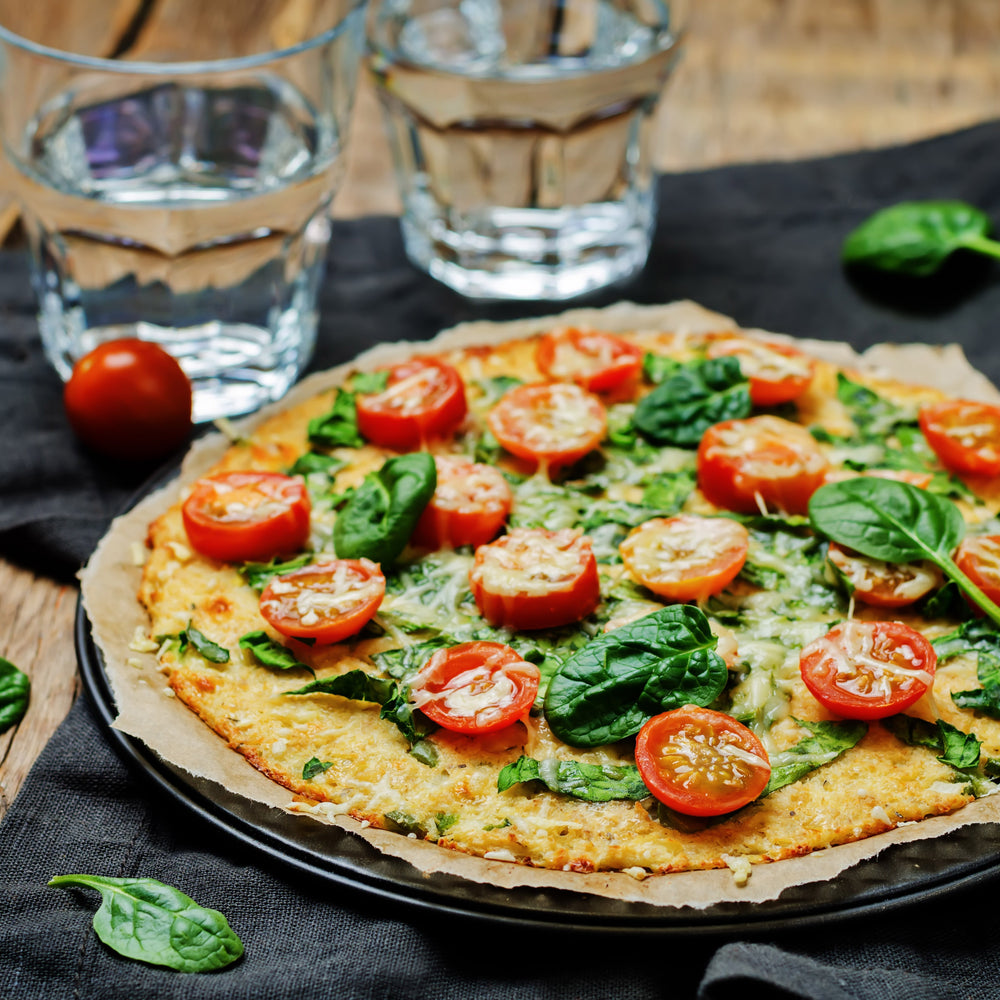 Low Carb pizza met cherrytomaatjes, spinazie en parmezaan